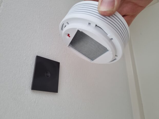 Plakker aan plafond en rookmelders plaatsen