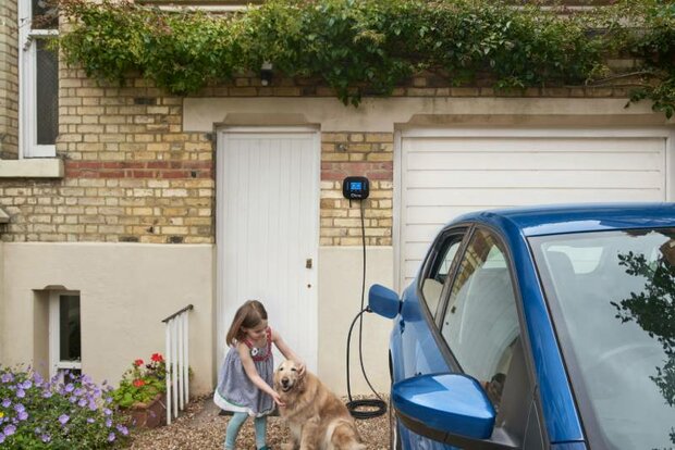 Ohme Home Pro laadpaal bij auto