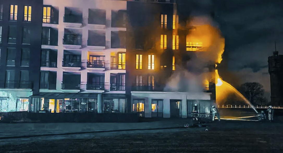 Foto van de brand in het appartementencomplex aan de Stadshagen in Delden