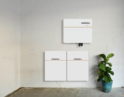 Duracell Dura-I Omvormer aan de muur met 2 Dura5 Thuisbatterijen eronder gemonteerd