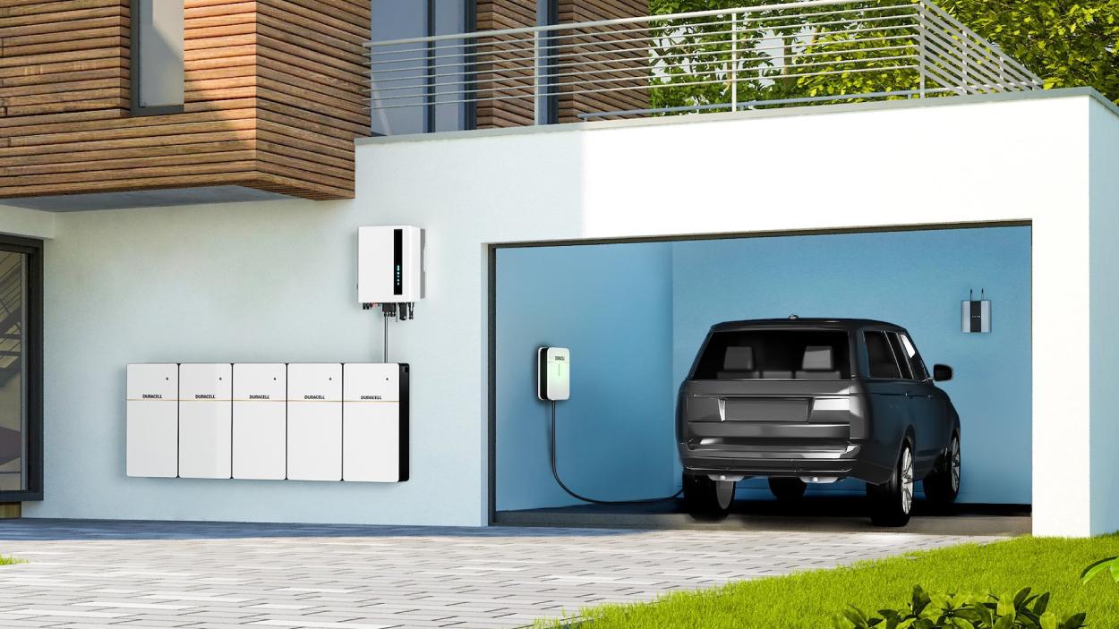 Een huis met Duracell Energy thuisbatterijen, omvormer en ev-lader